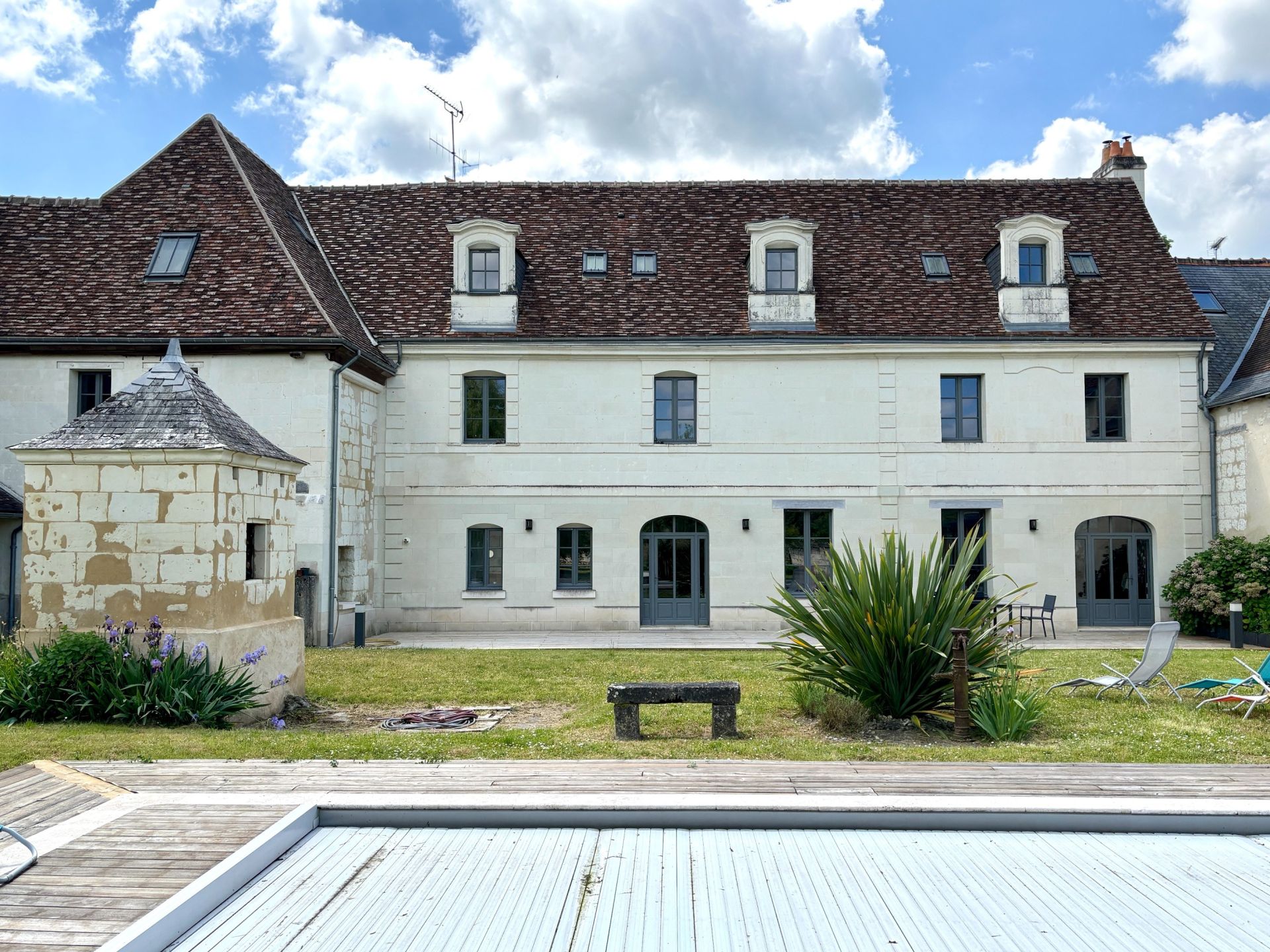 house 10 Rooms for sale on LOCHES (37600)
