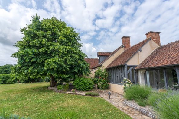 Sale House Oucques La Nouvelle 11 Rooms 365 m²