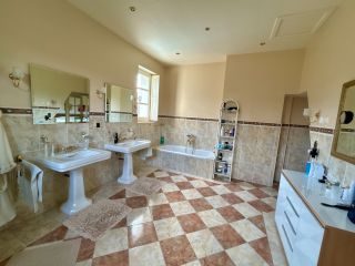 manor house 16 Rooms for sale on TOURS (37000)