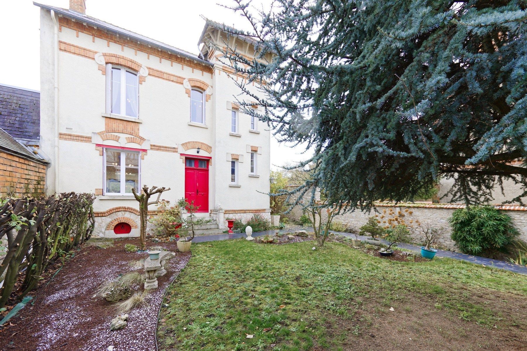 house 8 Rooms for sale on ORLEANS (45100)