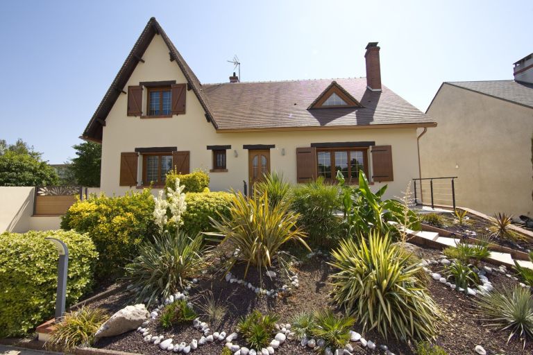 house 7 Rooms for sale on FLEURY LES AUBRAIS (45400)