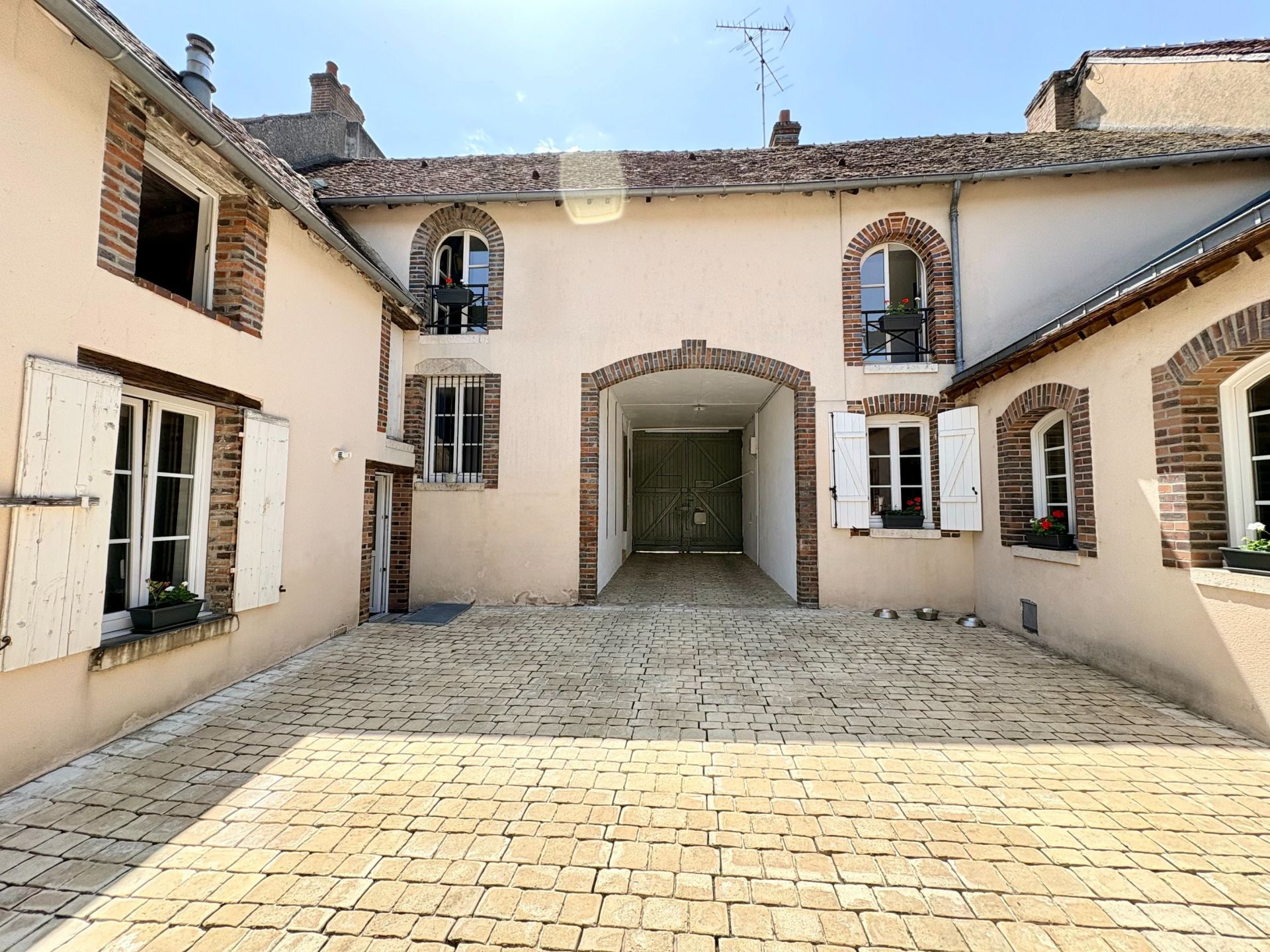 house 7 Rooms for sale on FERRIERES EN GATINAIS (45210)