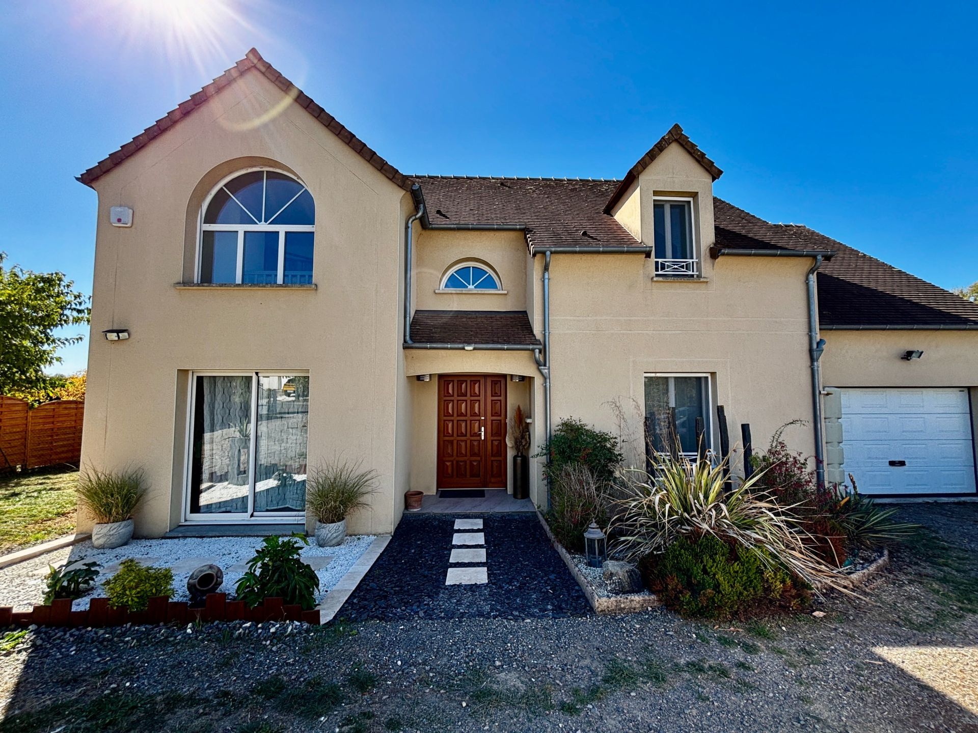 contemporary house 6 Rooms for sale on CHARGE (37530)
