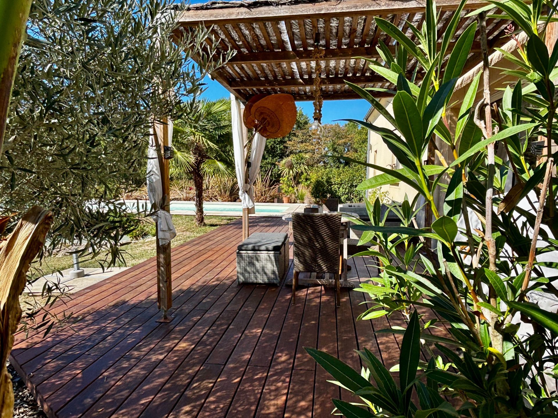 contemporary house 6 Rooms for sale on CHARGE (37530)