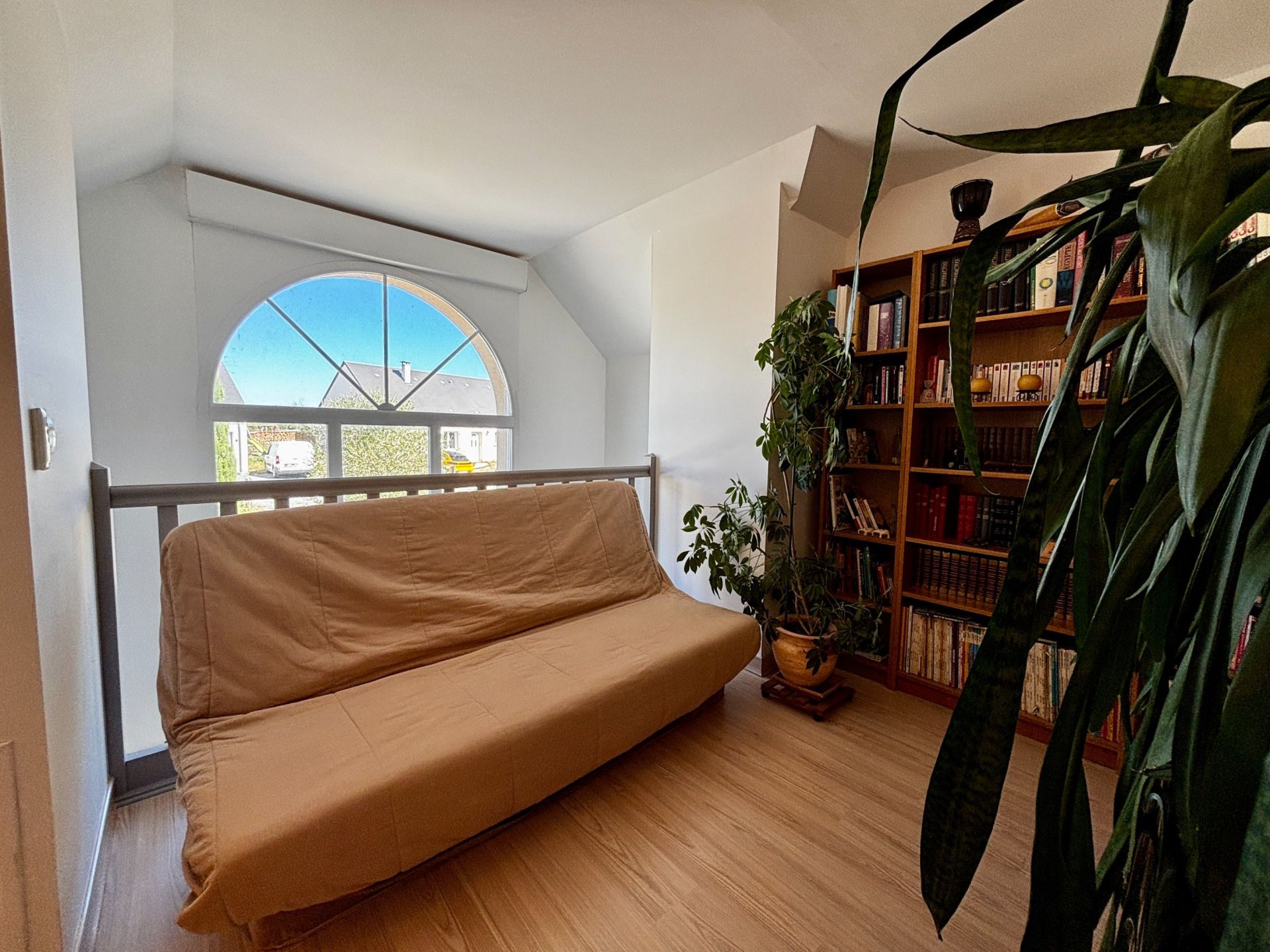 contemporary house 6 Rooms for sale on CHARGE (37530)