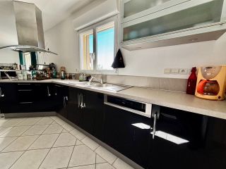 contemporary house 6 Rooms for sale on CHARGE (37530)